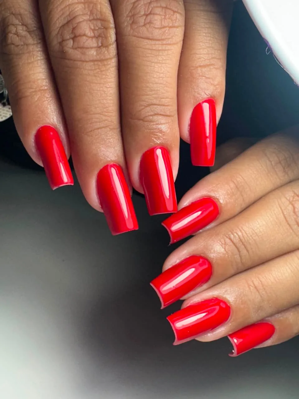 Alongamento de unhas em gel vermelho em Balneário Camboriú