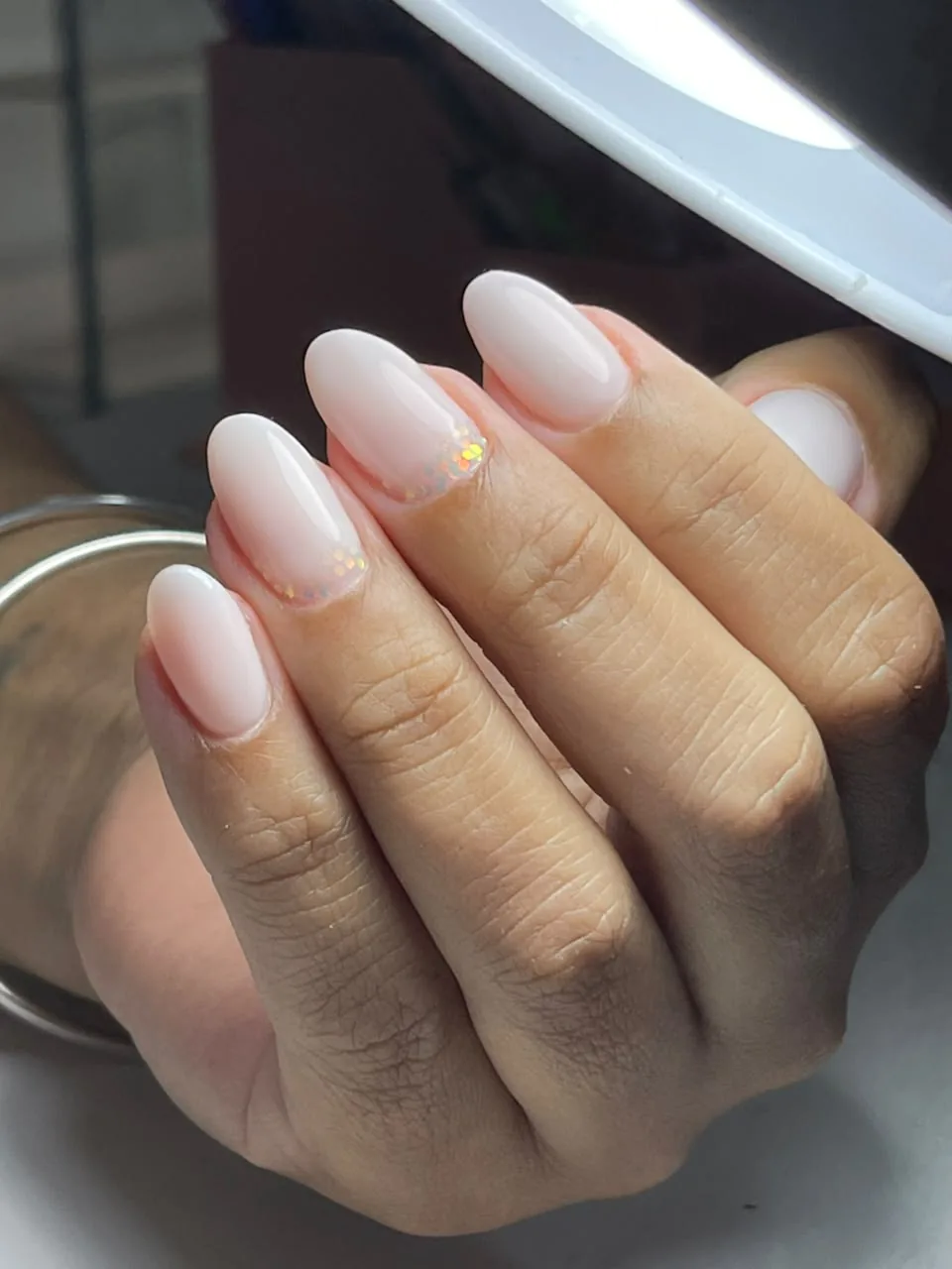 Manicure em gel milky delicada em Balneário Camboriú