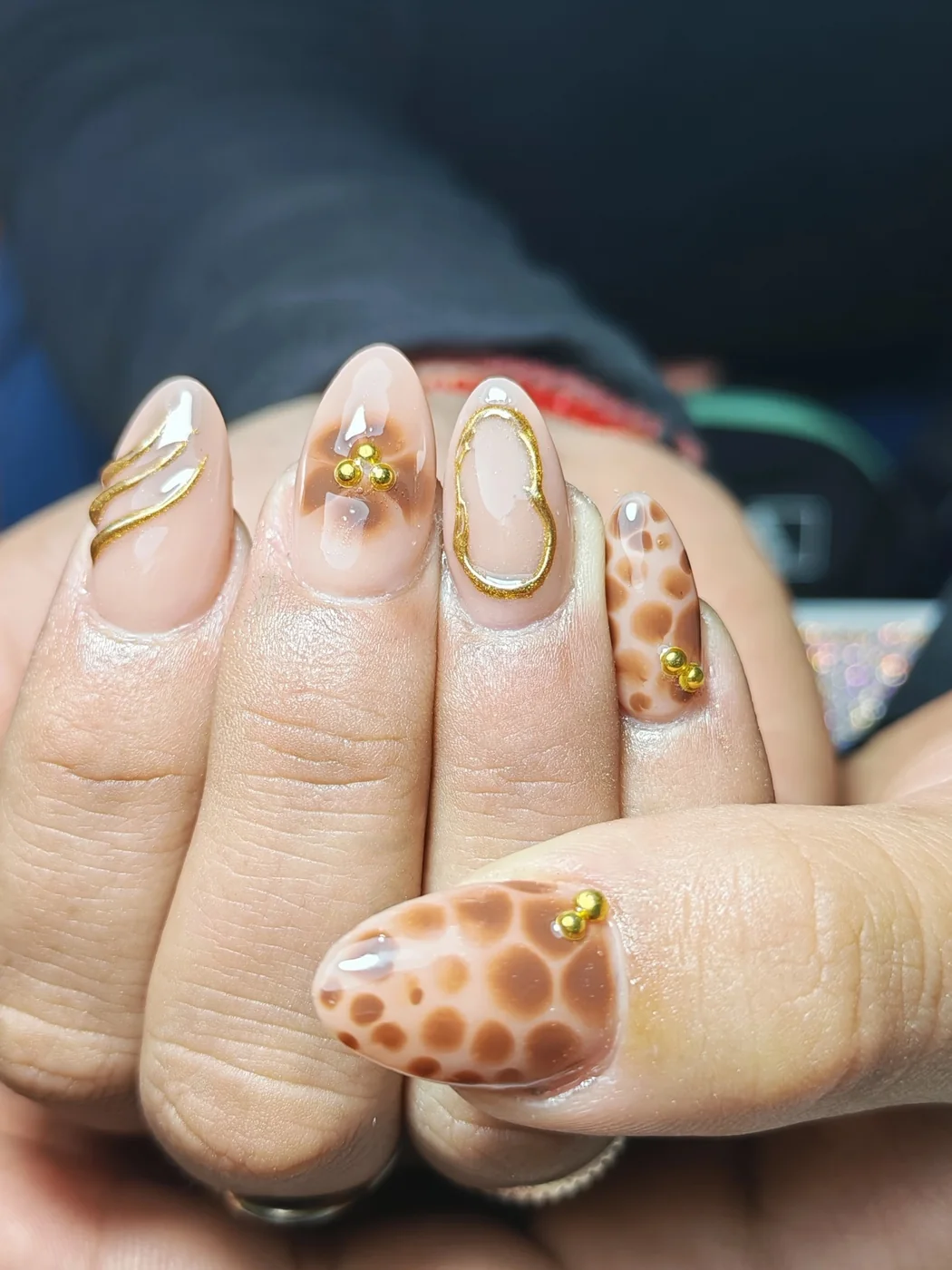 Nail art personalizada animal print com detalhes dourados em Balneário Camboriú