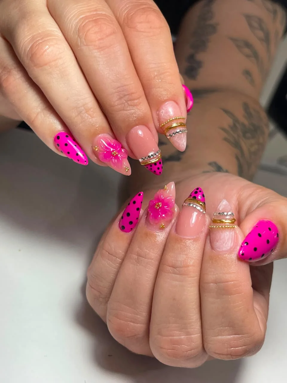 Nail art floral rosa com aplicações feita pela Michu em Balneário Camboriú