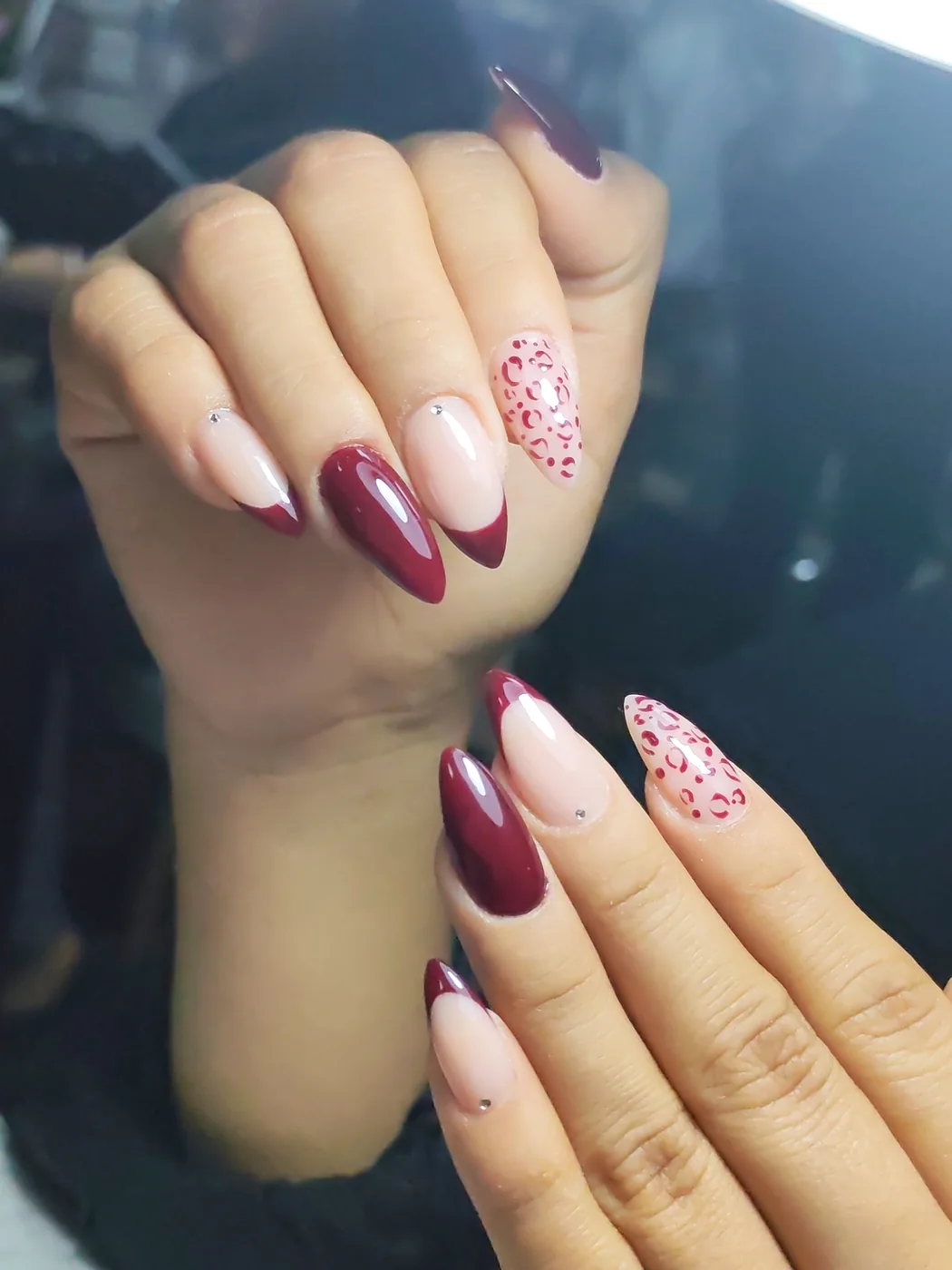 Nail art vinho e nude com francesinha e estampa delicada em Balneário Camboriú