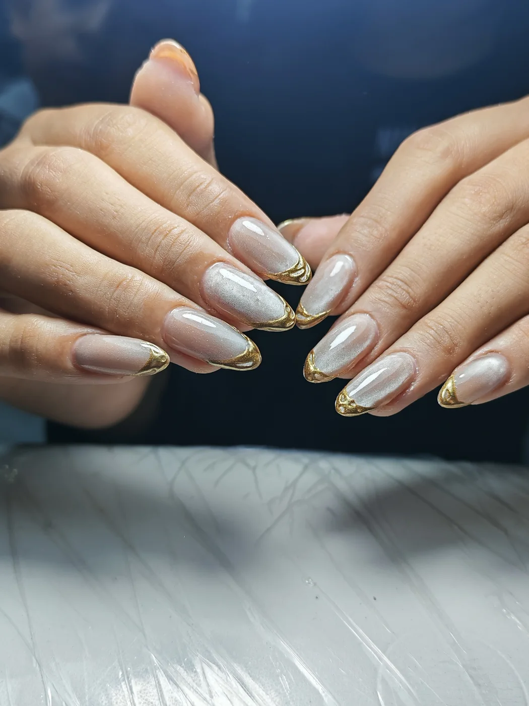 Unhas peroladas com pontas douradas feitas em Balneário Camboriú